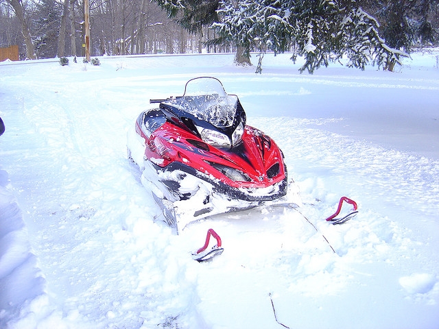 Steigen Sie auf ein Schneemobil